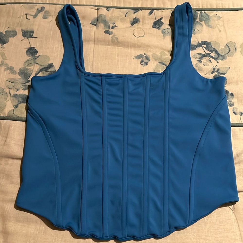 Express body contour crop shirt